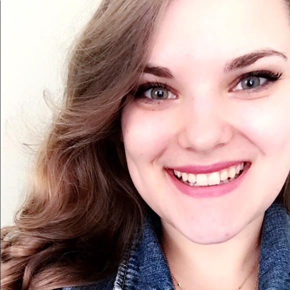 Meet your posher, Sophia! 💚 - Picture 2 of 8